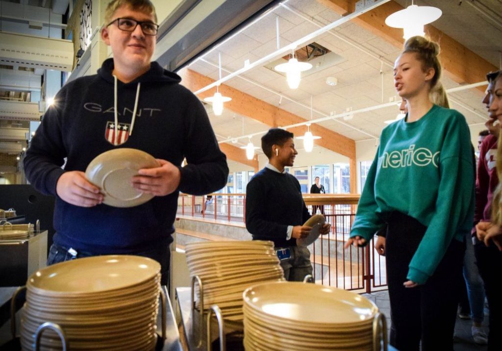 Nya tallrikar av rishusk i skolrestaurangen på Ystad Gymnasium rishusktallrikar ersätter plasttallrikar