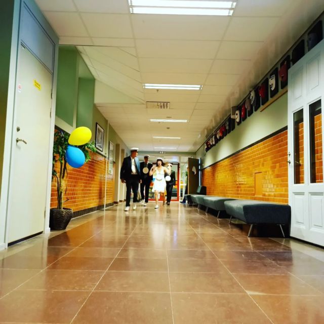 Ännu en klass som gått från klarhet till klarhet och nu är redo för sin framtid! RL20

Tack Malva, Rickard, Filip, Elias och Jesper för ert hårda jobb, sköna stil och för att ni har förgyllt vardagen under tre år. Vi ses på krogarna i sommar.

/Tomas, Rune och alla andra!

#ystadgymnasium
