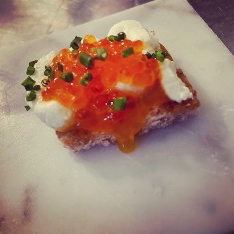 Även Elias har gjort sitt gymnasiearbete. Han gjorde en meny på @continentaldusud
Och det är dessa kreationer ni får skåda i följande ordning:

#1 Brioche - forellrom - äggkräm
#2 Vit sparris -smörskum
#3 Rimmad röding - vårgrönsaker - körvelsås
#4 Ankbröst - sky - örtbukett
#5 Rabarberconsommé - pannacotta - rabarberglass

Tack till  Continelal du Sud och Joakim Kjearkner!