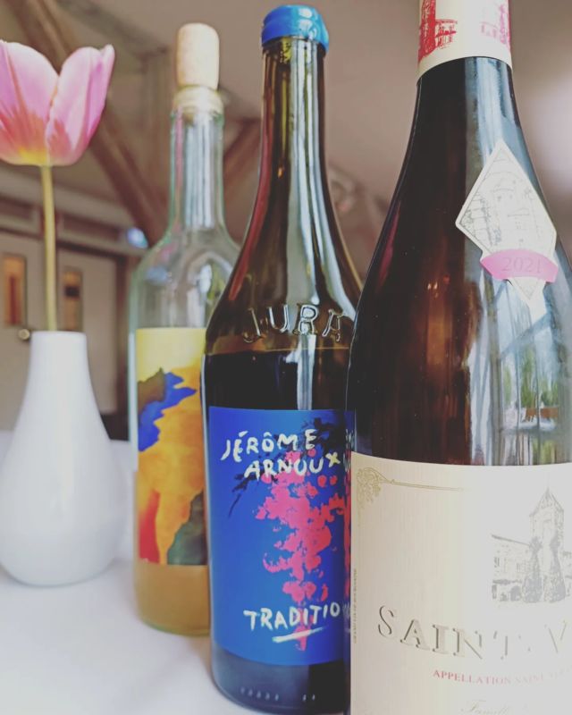 Dessa ädla drycker har serverats till dagens meny. Hos oss är de inte de bara alkoholhaltiga drycker. De är läroböcker, lärmaterial och viktiga verktyg för att eleverna skall få lära sig viktiga kunskaper som används i en gästmatsal.

Siciliansk Catarratto, Pinot Noir/Poulsard/Trosseau från Jura och Burgundisk Chardonnay. 

Ps. Vi serverar såklart lokala drycker också...

Om en stund kommer bildbevis på maten också :)