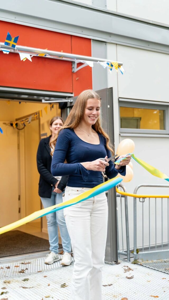 Välkommen till Vård och omsorgs nya lokaler! ✨🩺
Under året har vi byggt nya lokaler för att alla elever ska få plats. Nu har Vård och omsorg flyttat in i sin nya byggnad Annexet. Förra veckan invigdes lokalerna med tal från gymnasienämndens ordförande Kevin Sundin, och Milla från årskurs 2 som klippte bandet.

Under Öppet hus är Annexet öppet för dig som är intresserad av att söka Vård och omsorg. Välkommen in att ta en titt, prata med våra elever och lärare och känn in miljön! 🤗