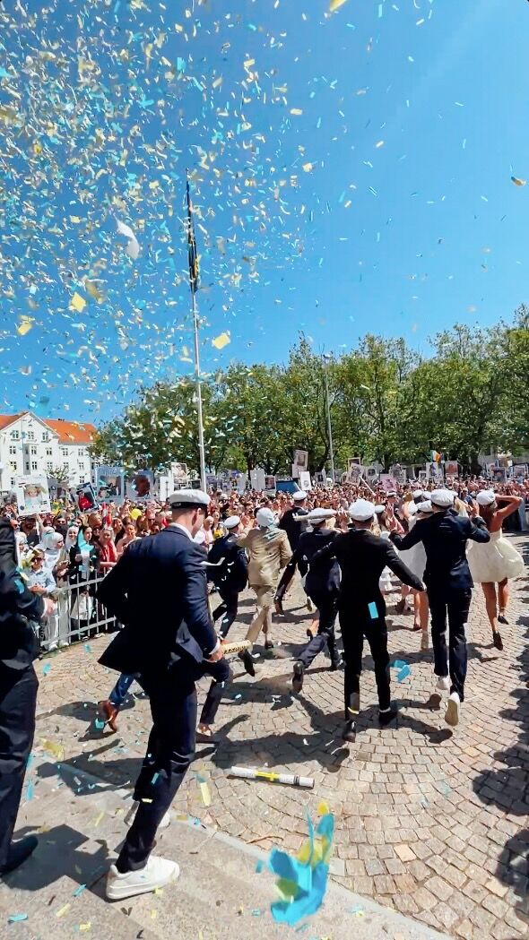 STUDENTEN 2025 🎉
Så var det dags för våra treor att springa ut på trappan! En dag fylld av förväntan och känslor, och strålande sol! ☀️

Ett stort grattis till studenten! Lycka till i allt ni tar er för i framtiden 🌟✨