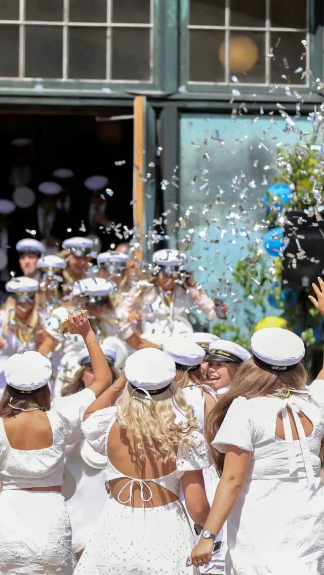 1 DAG KVAR! 🥳🌟
Imorgon är det äntligen dags för våra studenter att springa ut mot framtiden! Klockan 14:00 öppnar vi stora porten för de första studenterna. Välkommen att gratulera våra studenter då! 🌟🎊

Alla utspringstider finns på hemsidan, länk i bio!