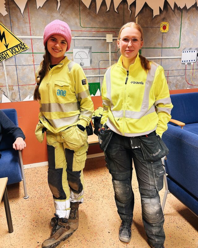 Säg hej till My och Emmy! ⚡👩‍🔧

Båda har gått El och energi på Ystad Gymnasium och vill locka fler tjejer till branschen! My tog studenten 2022, gjorde sin APL på ONE Nordic, och jobbar där som montör inom kraft.

Emmy tog studenten 2021 och gjorde sin APL på Bravida och fick sedan jobb som elektriker där. Emmy blev intervjuad i vårt magasin 2022, läs mer via länk i bio.