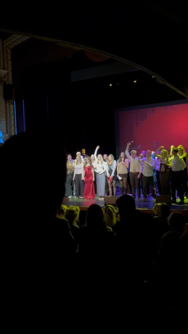 Den sista föreställningen 📸🥁
Igår var det dags för Estetiskas treor att inta Ystads teater för en sista föreställning. Musikeleverna stod för fantastisk musik, mediaeleverna levererade högklassiga visuals i bakgrunden och en utställning att titta på i pausen. Vilka stjärnor 🌟