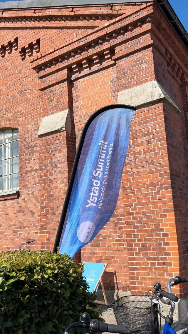 Ystad Gymnasium 🤝 Ystad Summit!
 
Häng med oss till @ystadsummit ✨ För andra året i rad var elever från Försäljning- och serviceprogrammet på plats och gjorde allt från att servera kaffe och leverera lunch till att guida besökare rätt och vara ungdomsreportrar! Vi hade också en monter där vi berättade om hur arbetsgivare kan vara med och forma framtidens arbetskraft genom att ta emot en APL-elev.
 
Några klasser gick också på föreläsningar och tog selfies med både Carl-Oskar Bohlin, minister för civilt försvar, och Stefan Löfven.
 
Tack för två fantastiska dagar! 🌟