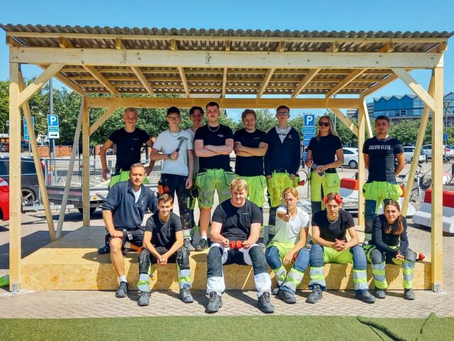 Bygg och anläggning på Hamnhänget! 🌊🛠

Våra elever på Bygg och anläggning fick under våren i uppdrag av Ystads kommun att bygga möbler till Hamnhänget!

Under våren har de tillverkat solsängar, blomlådor och sandlåda i bygghallen, som nu finns att se på hamnplan. Där har de också byggt en scen där det kommer bli uppträdanden i sommar.