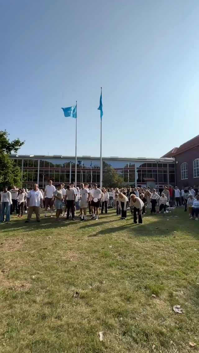 DANSA FÖR LIVET 💙🪩
Idag uppmärksammar vi suicidpreventiva dagen genom att dansa för livet tillsammans med 160 000 elever över hela Sverige. Från Ystad Gymnasium dansade runt 300 elever tillsammans med Vuxenutbildningen!
 
Tillsammans kan vi öka den psykiska hälsan hos ungdomar - inte bara genom dans. 💙
 
Tack till @polhemskolan och @dansa.for.livet för det fina initiativet!
 
 ❤️‍🩹🆘 Länk till stödlinjer finns på vår hemsida eller på @dansa.for.livet