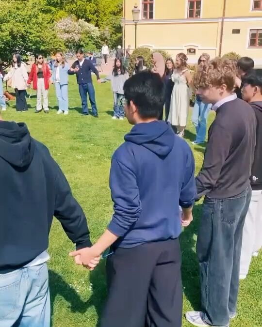 Ystad Gymnasium 💙 Japan!
I höstas skickade vi iväg fem elever till den japanska skolan Ritsumeikan High School för en internationell ungdomskonferens på tema hållbarhet. 🇯🇵

Nu har 15 elever och två lärare från Japan varit här och hälsat på! Tillsammans med Bladins i Malmö visade vi dem Ystad och Malmö.

Bland annat besökte vi Lurblåsaren, stranden och vår skola i Ystad. I Malmö besökte vi Botildenborg, Malmöhus, Slottsträdgården och Bladins Gymnasium.

Tack för ett fantastiskt samarbete @gymnasiumbladins och @ritsumeikan_js_high_school, vi ser fram emot att fortsätta till hösten! 🤝🏼💕

Tack också till värdfamiljerna som öppnade upp sina hem för eleverna under deras vistelse i Sverige. 🙏🏼