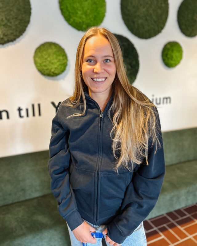 Skolvärdar skapar trygghet och gemenskap! 💙
Visste du att vi har två skolvärdar hos oss som jobbar med tryggheten och trivseln på skolan? Momo och Felicia finns på plats varje dag för att bidra till en positiv stämning. De kan också medla vid konflikter, stötta och motivera elever och arbeta förebyggande mot mobbning. 
Detta är Felicias första vecka, varmt välkommen till oss! 🤗