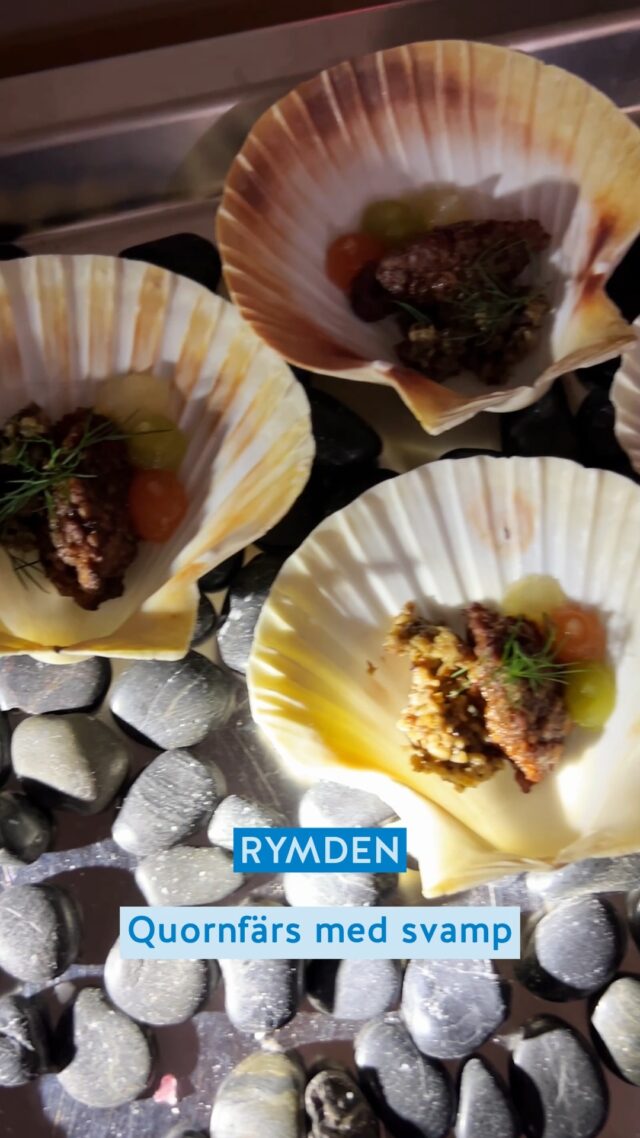 Vad äter vi i framtiden? 🚀✨🪐

I torsdags bjöd årskurs 1 på Restaurang och livsmedel in oss till en framtidsresa! Året var 2125, och vi fick provsmaka mat och dryck från framtiden. Eleverna hade dekorerat Risselmagasinet utifrån olika teman, och berättade om hur framtiden skulle kunna se ut. Tack för en fin temadag! 🌟