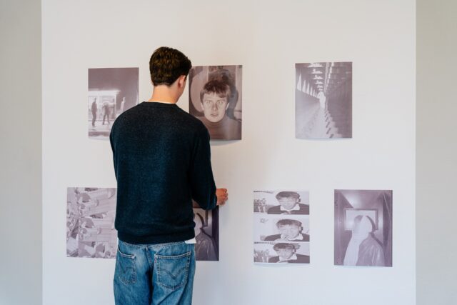 Isidor ställer ut på Ystads konstmuseum 📷

Isidor har gått på Estetiska programmet med inriktning Estetik och media. Han tog studenten i juni, och nu kan du se hans verk i Lilla ateljén på Ystads konstmuseum. Utställningen heter Preserverade känslor och pågår 14/6 - 17/8.

Läs mer bland nyheterna på vår hemsida, länk i profilen!